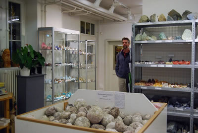 Room with rough stones and the popular geodes