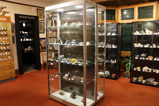 Unser Mineralienraum: Diee Systematik und viele Mineralien aus klassischen Fundorten. 