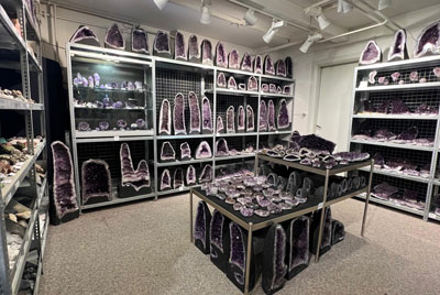 >Der Amethyst-Raum mit Geoden und weiteren Rohsteinen 